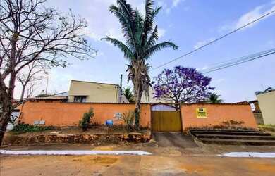 Imagem: A casa possui 3 Dormitórios, 2 Banheiros, 3 Vagas na garagem