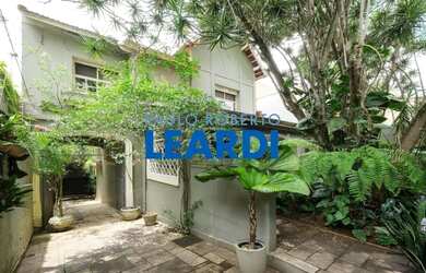 Imagem: A casa à venda possui 3 Dormitórios, 4 Banheiros, 3 Vagas