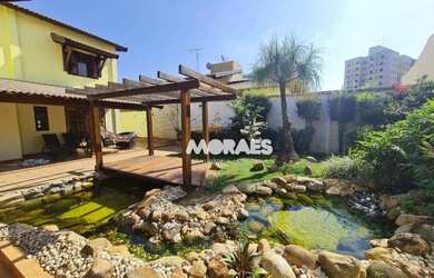 Imagem: A casa em condomínio possui 3 Dormitórios, 4 Banheiros, 2