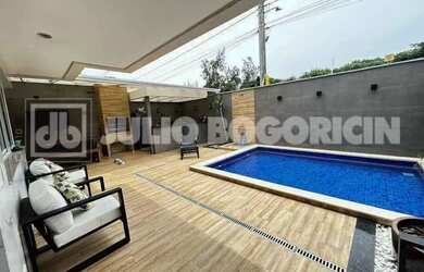 Imagem: A casa em condomínio possui 5 Dormitórios, 5 Banheiros, 2