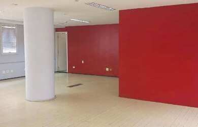 Imagem: O depósito para alugar possui 2 Vagas na garagem e 163m² de