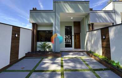 Imagem: A casa possui 3 Dormitórios, 2 Banheiros, 2 Vagas na garagem