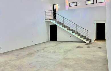 Imagem: O depósito possui 5 Vagas na garagem, 170m² de Área e está