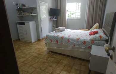 Imagem: A casa possui 4 Dormitórios, 4 Banheiros, 2 Vagas na garagem