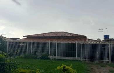 Imagem: A casa possui 2 Dormitórios, 1 Banheiro, 3 Vagas na garagem