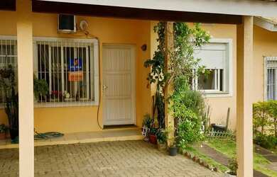 Imagem: A casa possui 2 Dormitórios, 1 Banheiro, 1 Vaga na garagem