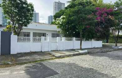 Imagem: A casa possui 3 Dormitórios, 2 Banheiros, 3 Vagas na garagem