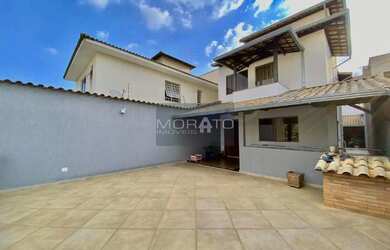 Imagem: A casa possui 4 Dormitórios, 3 Banheiros, 3 Vagas na garagem