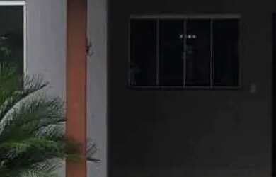 Imagem: A casa possui 3 Dormitórios, 2 Banheiros, 2 Vagas na garagem