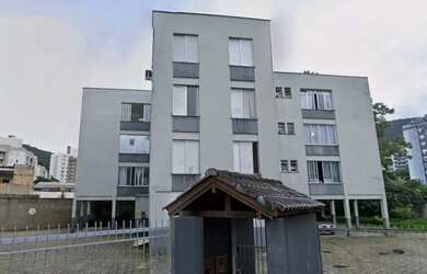 Imagem: O apartamento possui 1 Dormitório, 1 Banheiro, 1 Vaga na garagem