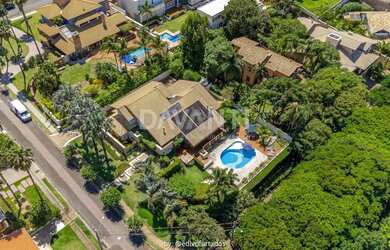 Imagem: A casa em condomínio possui 4 Dormitórios, 5 Banheiros, 3