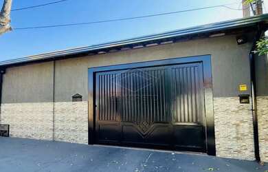 Imagem: A casa possui 3 Dormitórios, 2 Banheiros, 2 Vagas na garagem