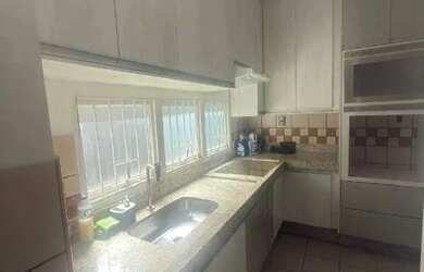 Imagem: O apartamento possui 4 Dormitórios, 1 Banheiro, 2 Vagas na