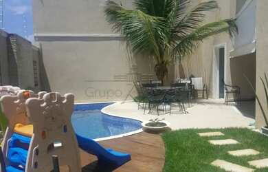 Imagem: A casa possui 4 Dormitórios, 5 Banheiros, 2 Vagas na garagem