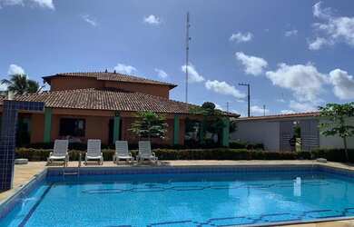 Imagem: A casa possui 5 Dormitórios, Acomodam 30 pessoas, 5 Vagas na