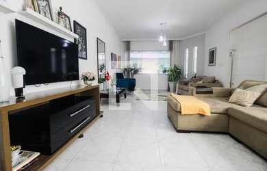 Imagem: A casa possui 4 Dormitórios, 4 Banheiros, 2 Vagas na garagem