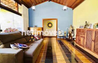 Imagem: A casa possui 3 Dormitórios, 3 Banheiros, 4 Vagas na garagem