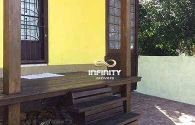 Imagem: A casa possui 3 Dormitórios, 2 Banheiros, 2 Vagas na garagem