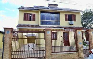 Imagem: A casa possui 3 Dormitórios, 3 Banheiros, 2 Vagas na garagem