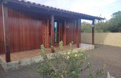 Imagem: A casa possui 3 Dormitórios, 2 Banheiros, 2 Vagas na garagem