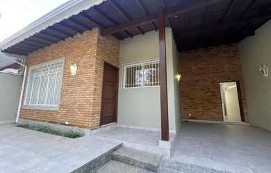 Imagem: A casa possui 3 Dormitórios, 2 Banheiros, 2 Vagas na garagem