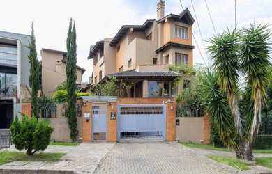 Imagem: A casa em condomínio possui 4 Dormitórios, 5 Banheiros, 2