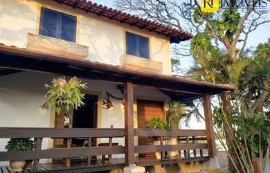 Imagem: A casa possui 3 Dormitórios, 3 Banheiros, 2 Vagas na garagem