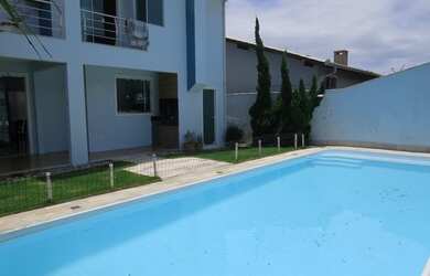 Imagem: A casa possui 2 Dormitórios, 3 Banheiros, 1 Vaga na garagem