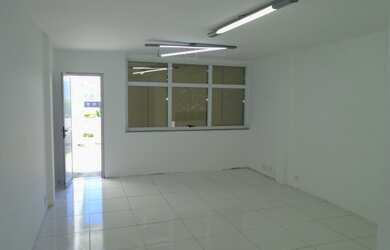 Imagem: O depósito possui 1 Vaga na garagem e 51m² de Área e está