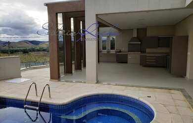 Imagem: A casa em condomínio possui 4 Dormitórios, 5 Banheiros, 3