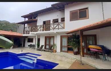 Imagem: A casa possui 4 Dormitórios, 5 Banheiros, 2 Vagas na garagem