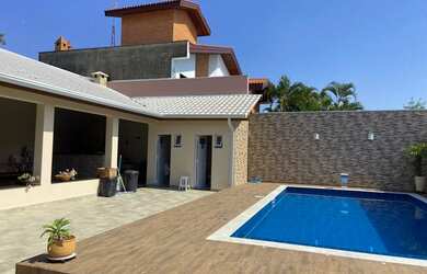 Imagem: A casa possui 3 Dormitórios, 4 Banheiros, 5 Vagas na garagem