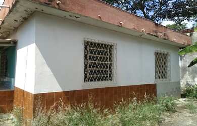 Imagem: A casa possui 3 Dormitórios, 1 Banheiro, 1 Vaga na garagem