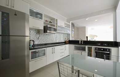 Imagem: A casa possui 3 Dormitórios, 4 Banheiros, 4 Vagas na garagem