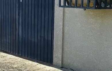 Imagem: A casa possui 2 Dormitórios, 1 Banheiro, 2 Vagas na garagem