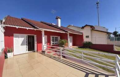 Imagem: A casa possui 4 Dormitórios, 2 Banheiros, 2 Vagas na garagem