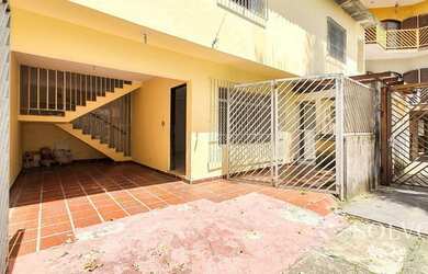 Imagem: A casa possui 3 Dormitórios, 2 Banheiros, 3 Vagas na garagem