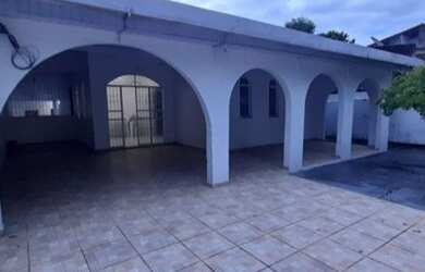 Imagem: A casa possui 5 Dormitórios, 4 Banheiros, 4 Vagas na garagem