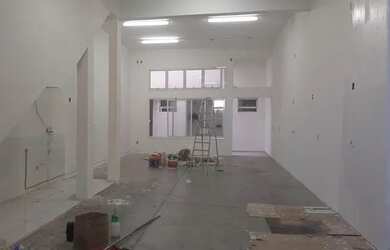 Imagem: A casa possui 2 Dormitórios, 4 Banheiros, 5 Vagas na garagem