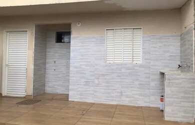 Imagem: A casa possui 1 Dormitório, 1 Banheiro, 1 Vaga na garagem e