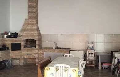 Imagem: A casa possui 3 Dormitórios, 3 Banheiros, 5 Vagas na garagem