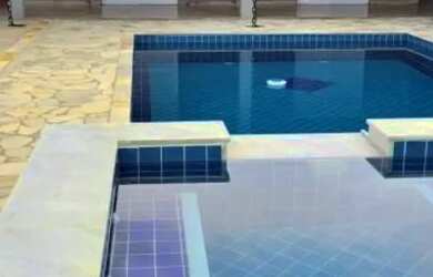 Imagem: A casa possui 2 Dormitórios, 2 Banheiros, 2 Vagas na garagem