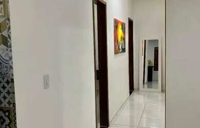 Imagem: A casa possui 3 Dormitórios, 2 Banheiros, 5 Vagas na garagem