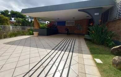 Imagem: A casa possui 3 Dormitórios, 3 Banheiros, 3 Vagas na garagem