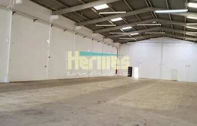 Imagem: O depósito possui 5 Vagas na garagem, 10m² de Área e está