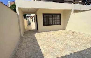 Imagem: A casa possui 3 Dormitórios, 3 Banheiros, 3 Vagas na garagem