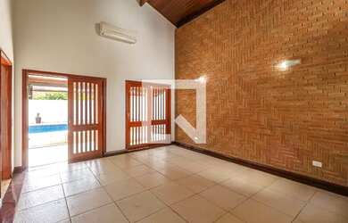 Imagem: A casa em condomínio possui 4 Dormitórios, 3 Banheiros, 2