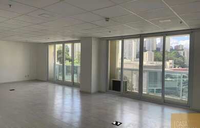 Imagem: O depósito possui 2 Vagas na garagem, 80m² de Área e está