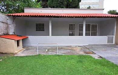 Imagem: A casa possui 2 Dormitórios, 2 Banheiros, 5 Vagas na garagem