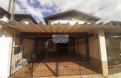 Imagem: A casa possui 3 Dormitórios, 2 Banheiros, 2 Vagas na garagem